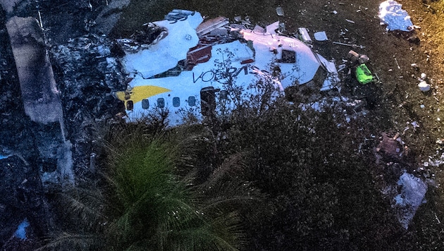 An aerial view of the remains of the plane after the horrific crash (Bild: APA/AFP/MIGUEL SCHINCARIOL)