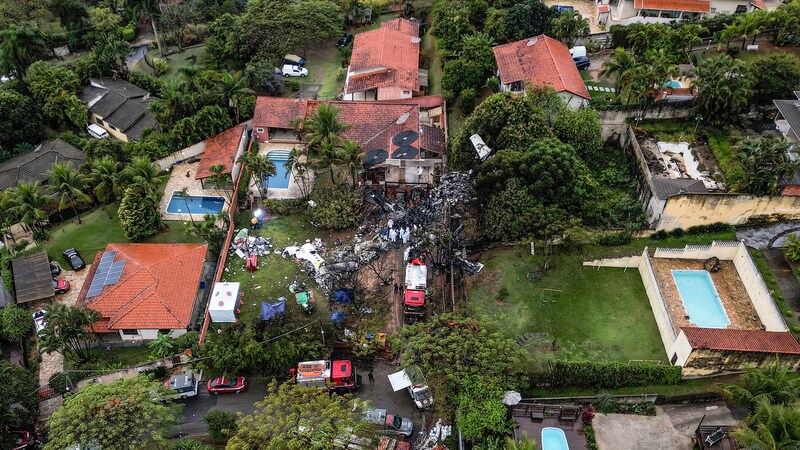 The plane crashed in the middle of a residential area. (Bild: APA/AFP/Nelson ALMEIDA)