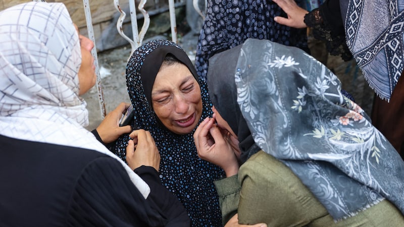 Die Frau in der Mitte musste ein Familienmitglied unter den Toten identifizieren. (Bild: APA/AFP/Omar AL-QATTAA)