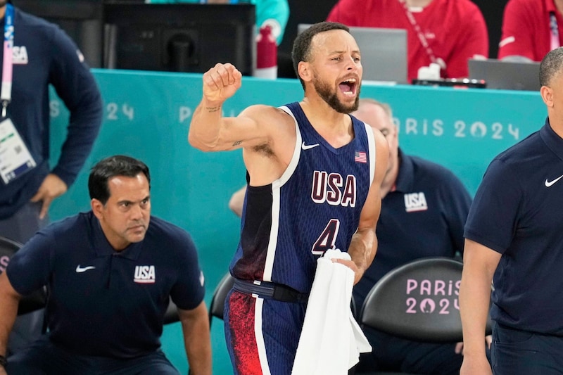 US star Steph Curry directs his colleagues to gold. (Bild: AP ( via APA) Austria Presse Agentur/Copyright 2024 The Associated Press. All rights reserved)