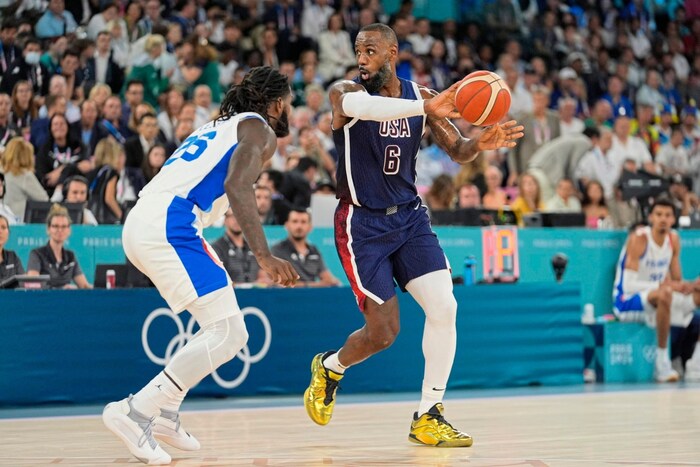 The US superstar wore extra gold shoes for the gold mission.