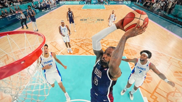 LeBron James deals a blow against France in the final. (Bild: AP ( via APA) Austria Presse Agentur/Copyright 2024 The Associated Press. All rights reserved)