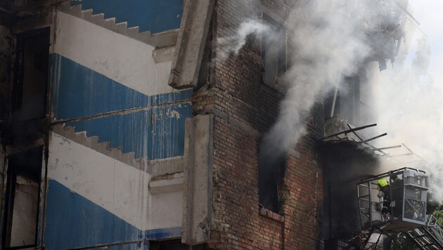 A building under attack in Kiev (symbolic image) (Bild: APA/AFP )