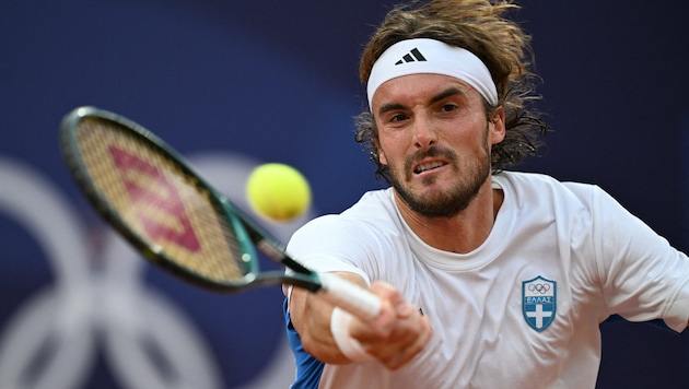 Stefanos Tsitsipas wird sich einen neuen Trainer suchen. (Bild: APA/AFP/Patricia DE MELO MOREIRA)