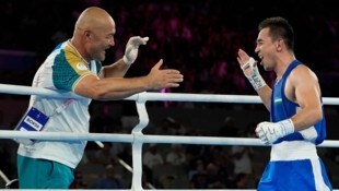 Hasanboy Dusmatov (re.) gewann Gold und freute sich mit seinem Trainer Tulkin Kilichev (li.), ...