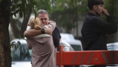 Angehörige der Absturzopfer umarmen sich vor dem forensischen Institut in São Paulo. (Bild: AFP)