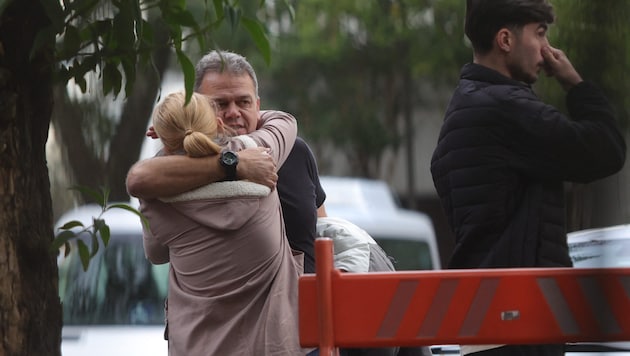 Relatives of the crash victims embrace in front of the forensic institute in São Paulo. (Bild: AFP)