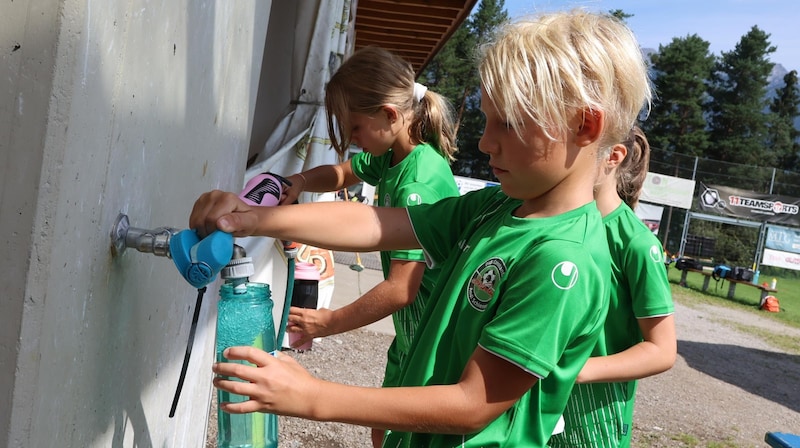 Angesichts der heißen Temperaturen in den vergangenen Tagen sind zahlreiche Trinkpausen essenziell. (Bild: Birbaumer Johanna)