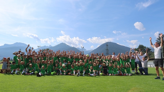 A big soccer family. The 130 footballers and 15 supervisors enjoyed an unforgettable week in Oberperfuss. (Bild: Johanna Birbaumer)