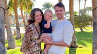 Edi und Mark mit ihrem Sohn Jamie – die junge Familie wurde aus den Trümmern gerettet.  