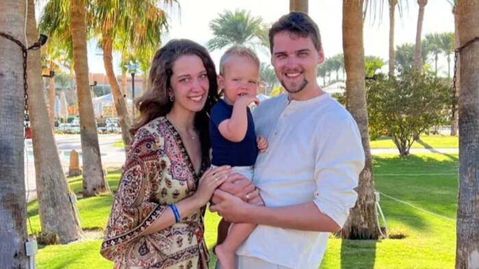 Edi und Mark mit ihrem Sohn Jamie – die junge Familie wurde aus den Trümmern gerettet.
