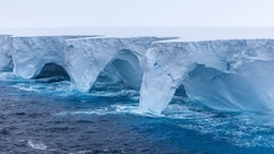 Der weltweit größte Eisberg A23a hängt derzeit in einem riesigen Wasserstrudel im Südpolarmeer fest und dreht sich seit Monaten um sich selbst. (Bild: APA/AFP/EYOS Expeditions/Richard Sidey)