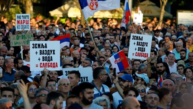 State flags and flags of the Jadar Valley were on display at the rally, but no party flags, even though the opposition supports the protests. (Bild: APA/AFP/MARKO DJOKOVIC)