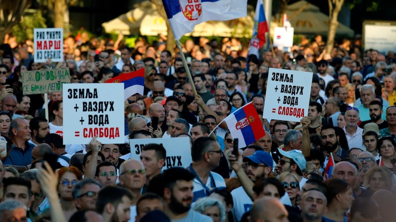 Bei der Kundgebung waren Staatsflaggen und Flaggen des Jadar-Tals zu sehen, allerdings keine Parteiflaggen, auch wenn die Opposition die Proteste unterstützt. (Bild: APA/AFP/MARKO DJOKOVIC)