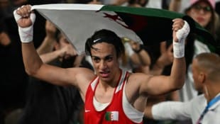 Imane Khelif darf die algerische Fahne tragen. 