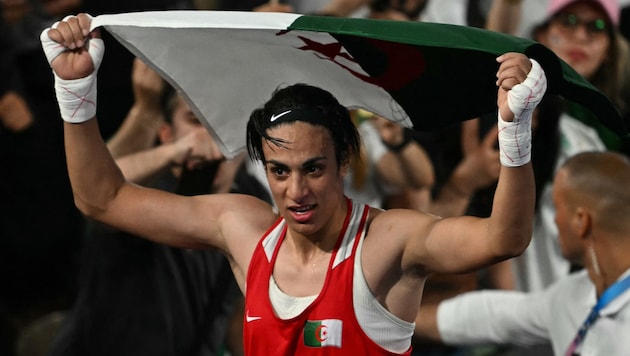 Imane Khelif is allowed to carry the Algerian flag. (Bild: AFP/ APA/Mauro PIMENTEL)