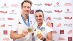 Lara Vadlau (re.) und Lukas Mähr mit ihrer Goldmedaille. (Bild: GEPA/GEPA pictures)