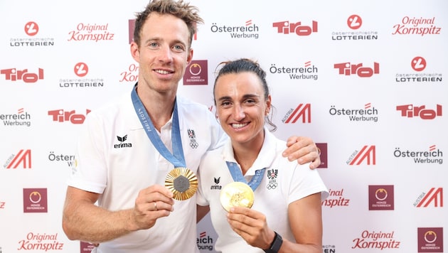 Lara Vadlau (right) and Lukas Mähr with their gold medal. (Bild: GEPA/GEPA pictures)