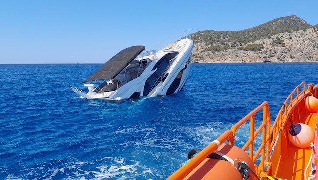 Die spanischen Seenotretter veröffentlichten ein Bild der sinkenden Jacht. (Bild: twitter.com/salvamentogob)