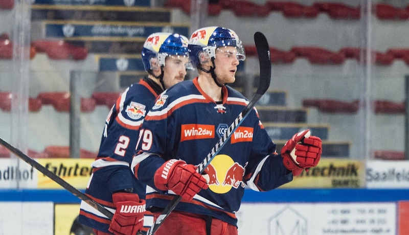 Junior Philipp Krening (right) scored right at the start of the test game against Zug. (Bild: Gintare Karpaviciute - EC Red Bull Salzburg)