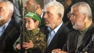 Der neue Hamas-Chef Yahya Sinwar (Mitte) umgibt sich gern mit Kindern – als Schutzschilder! (Bild: AFP)