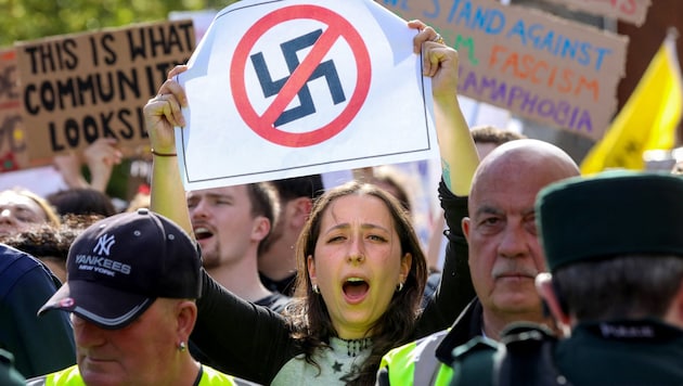 Bereits am Freitag gingen Demonstranten in Belfast auf die Straße – sie reagierten damit auf einen Protest gegen Migration in Nordirland   (Bild: APA/AFP)