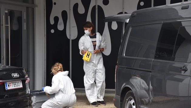 Searching for clues in the attack planner's house. Investigators found toxic liquids. (Bild: Monatsrevue/Lenger Thomas)