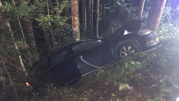 The vehicle ended up in the ditch. (Bild: FF Fladnitz/Teichalm)