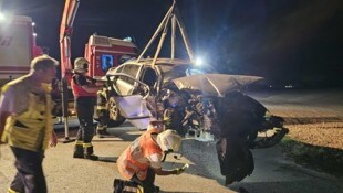 Wegen der Suchaktion war der Abtransport des erheblich beschädigten Unfallautos erst nach rund ...