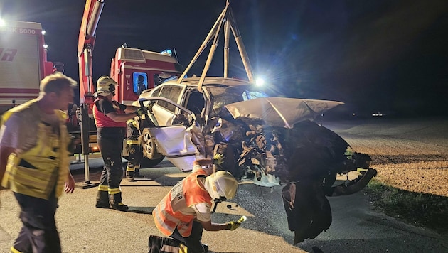 Wegen der Suchaktion war der Abtransport des erheblich beschädigten Unfallautos erst nach rund 2,5 Stunden erledigt. (Bild: Feuerwehr Laakirchen)