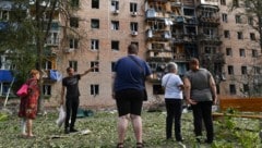 Ukrainischer Beschuss in der Region Kursk: Die Bewohner des Hauses begutachten fassungslos die Schäden. (Bild: ASSOCIATED PRESS)