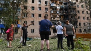 Ukrainischer Beschuss in der Region Kursk: Die Bewohner des Hauses begutachten fassungslos die Schäden. (Bild: ASSOCIATED PRESS)