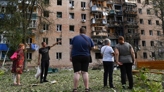 Ukrainian shelling in the Kursk region: the residents of the house survey the damage in bewilderment. (Bild: ASSOCIATED PRESS)