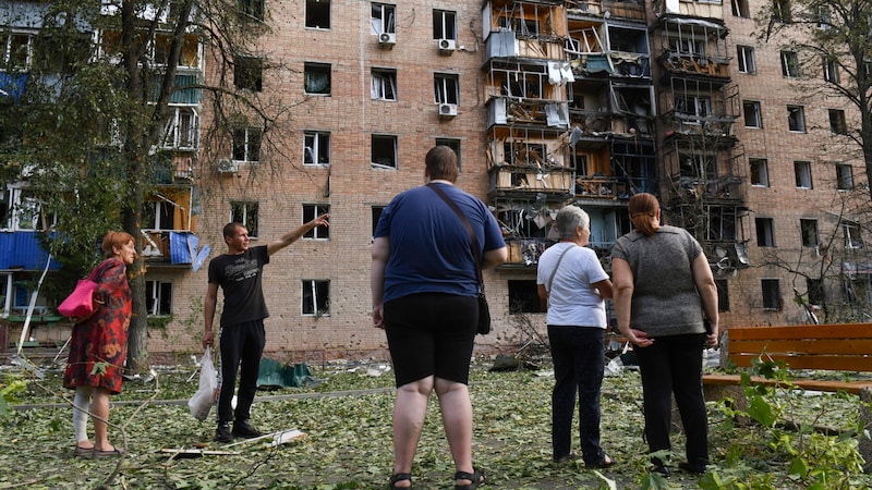 Ukrainian shelling in the Russian region of Kursk: residents of the house survey the damage in bewilderment. (Bild: ASSOCIATED PRESS)