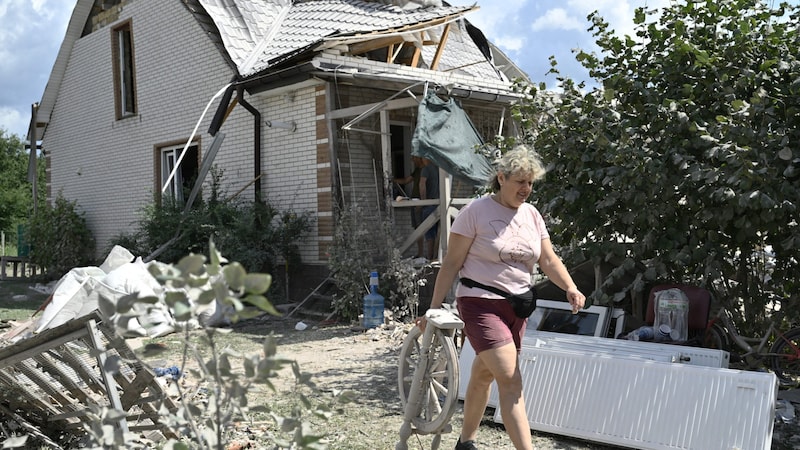 Die Lage nach einem russischen Raketenangriff in der Region Kiew. (Bild: APA/AFP/Genya SAVILOV)