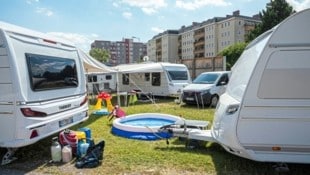 Hitzige Temperaturen – aber keine hitzigen Debatten: Am neuen Platz der Wagenburg war am Sonntag „Siesta“ angesagt. (Bild: Seebacher Doris/Doris Seebacher)