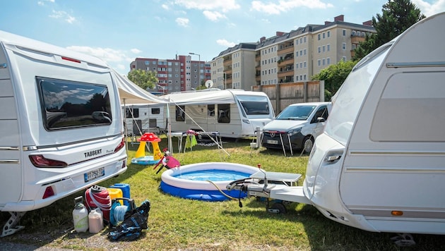 Hitzige Temperaturen – aber keine hitzigen Debatten: Am neuen Platz der Wagenburg war am Sonntag „Siesta“ angesagt. (Bild: Seebacher Doris/Doris Seebacher)