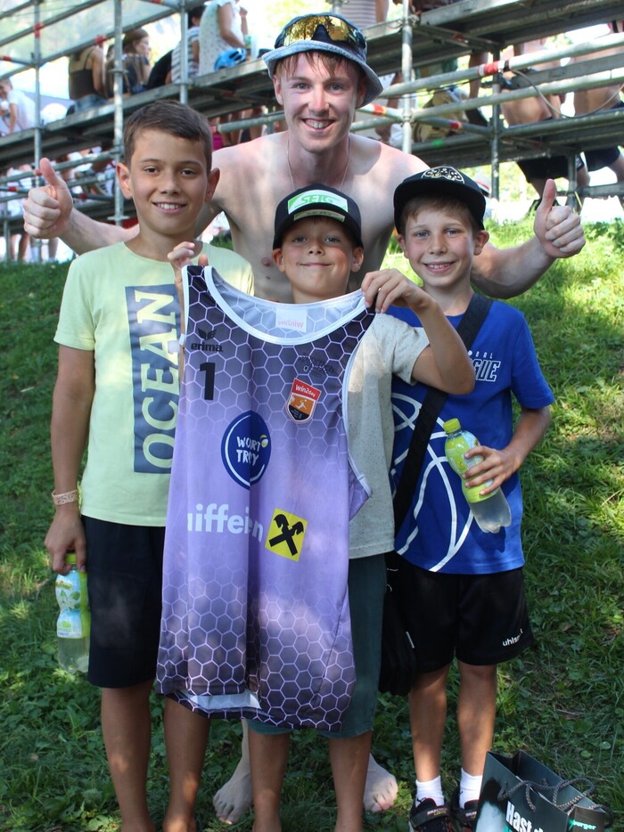 The young Reiter fans were delighted to receive a jersey from their idol.