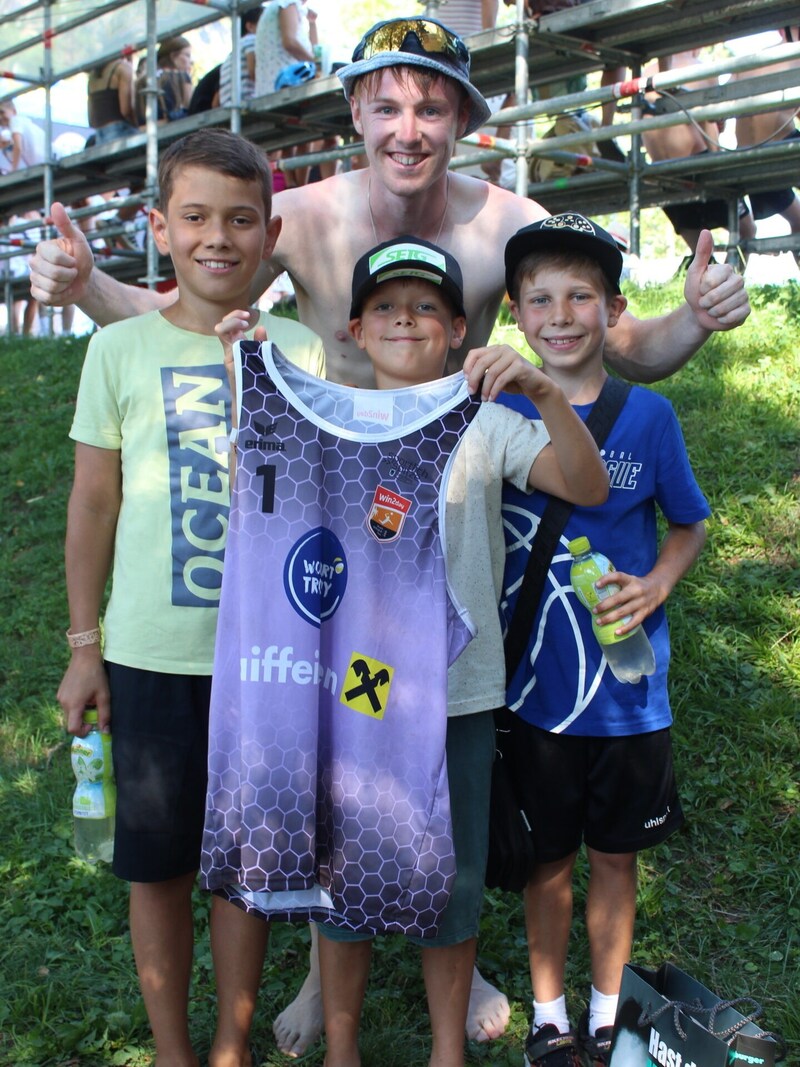 The young Reiter fans were delighted to receive a jersey from their idol. (Bild: Peter Weihs/Kronenzeitung)