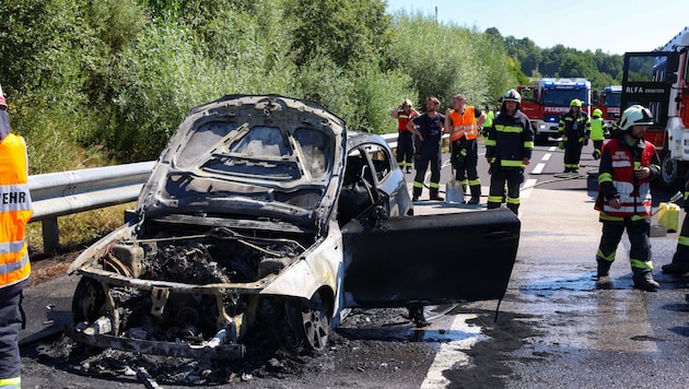 Das Auto brannte völlig aus. (Bild: laumat)