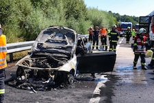 Das Auto brannte völlig aus. (Bild: laumat)