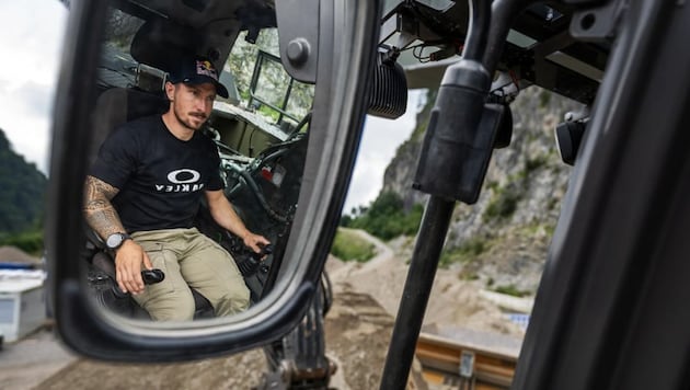 Hirscher shared photos from the excavator (Bild: instagram/marcel_hirscher)