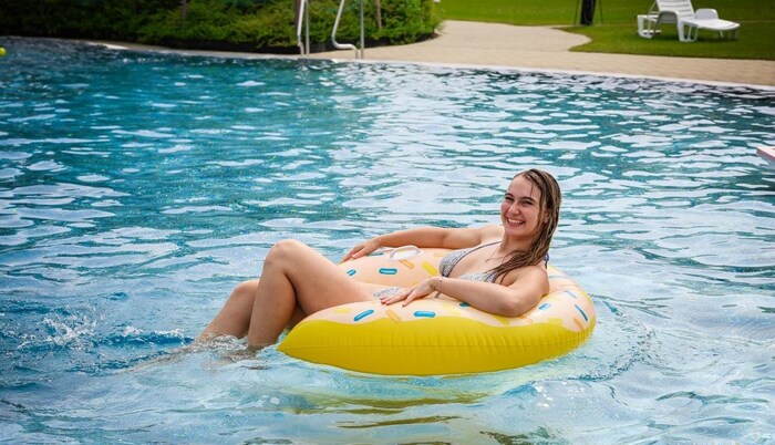 ...genoss Vivi das kühle Nass im Freibad Ostermiething.
