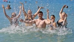 Der Attersee lockte bei 24 Grad Wassertemperatur wieder zahllose Badegäste an. Parkplätze waren Mangelware. (Bild: Hörmandinger Reinhard)