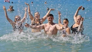 Der Attersee lockte bei 24 Grad Wassertemperatur wieder zahllose Badegäste an. Parkplätze waren ...