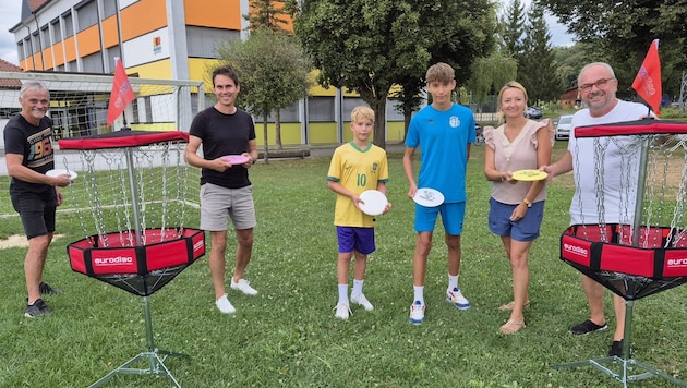 Übergabe der beiden Körbe an Mittelschule Rudersdorf. (Bild: zVg)