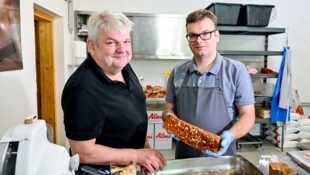 Peter und Lukas Haudum lassen in Helfenberg Speckfreunde selbst Hand anlegen. (Bild: Dostal Harald)