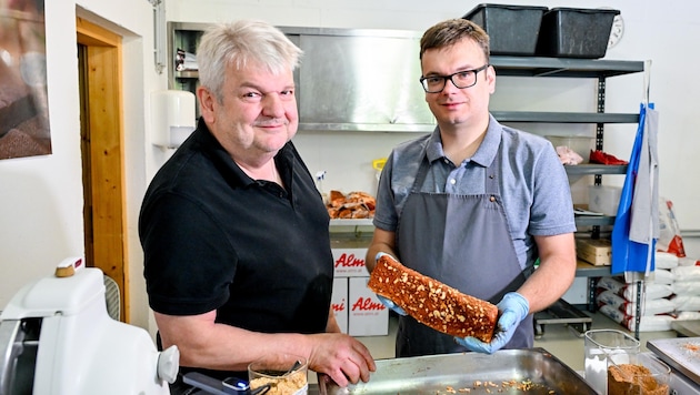 Peter und Lukas Haudum lassen in Helfenberg Speckfreunde selbst Hand anlegen. (Bild: Dostal Harald)