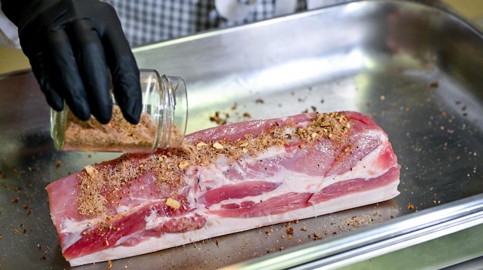 Die Massage: Die Gewürzmischung wird ins Fleisch „einmassiert“.