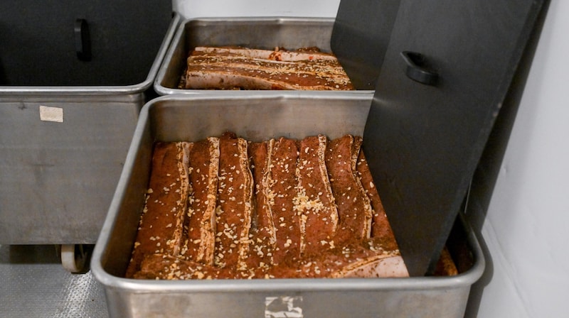 Das Rasten: Vier Wochen lang bleibt das Fleisch in der „Sur“, ehe es für eine Woche in den Rauch kommt. (Bild: Dostal Harald)